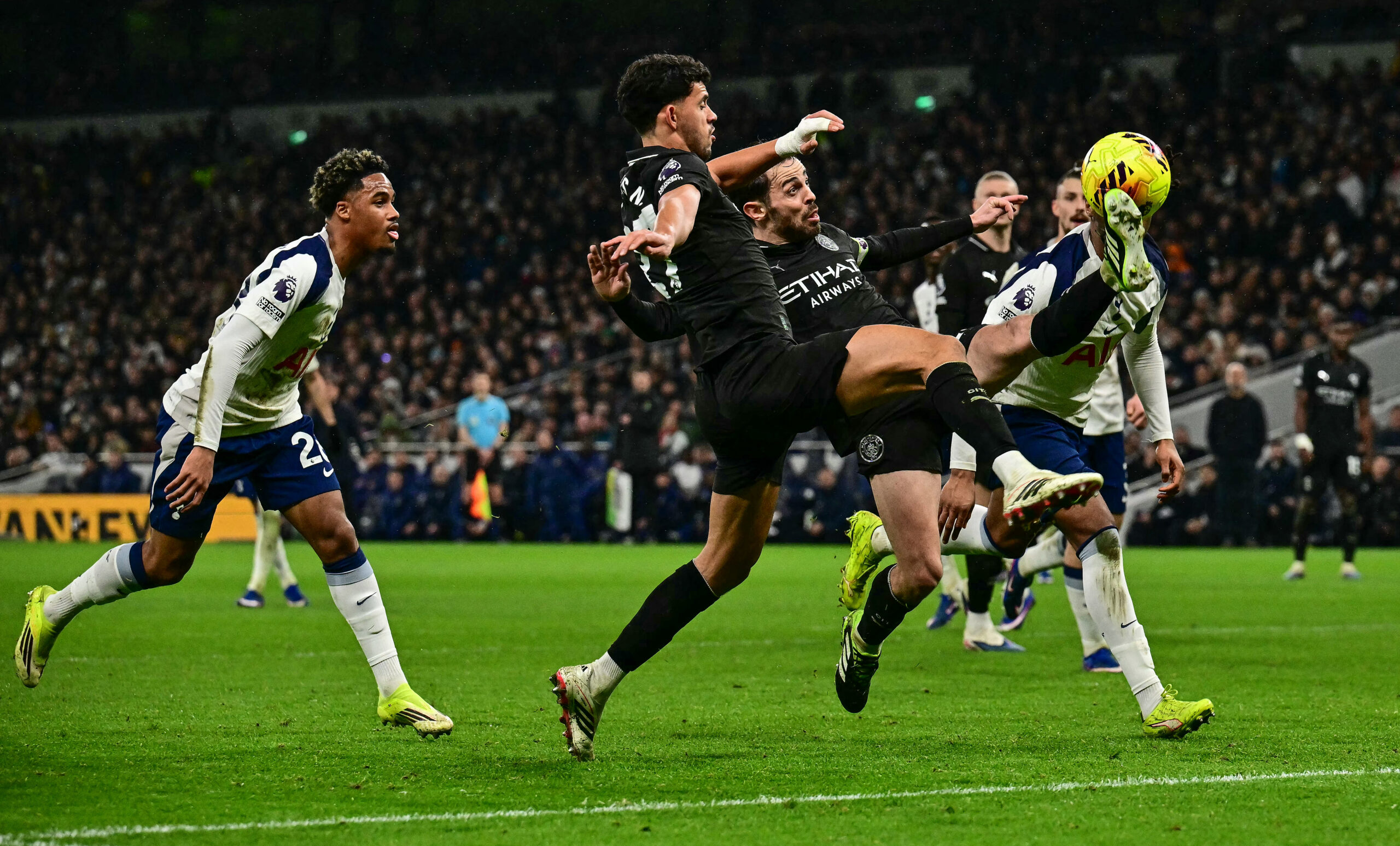 Solanke's scorpion kick denies Man City as Spurs hit back